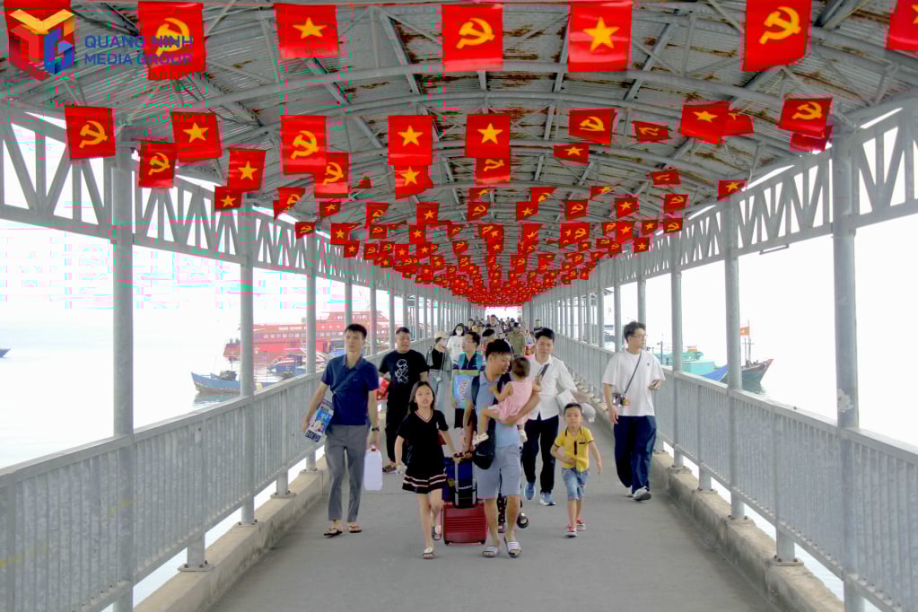 Cô Tô đón lượng lớn du khách trong kỳ nghỉ lễ.
