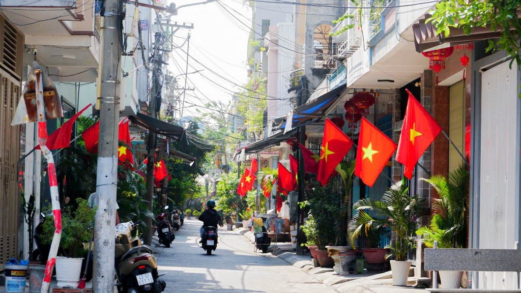 Nhiều tuyến phố, ngõ hẻm thành phố Đà Nẵng rực rỡ cờ hoa, áp phích chào mừng lễ 30/4 - Ảnh: VGP/Lưu Hương
