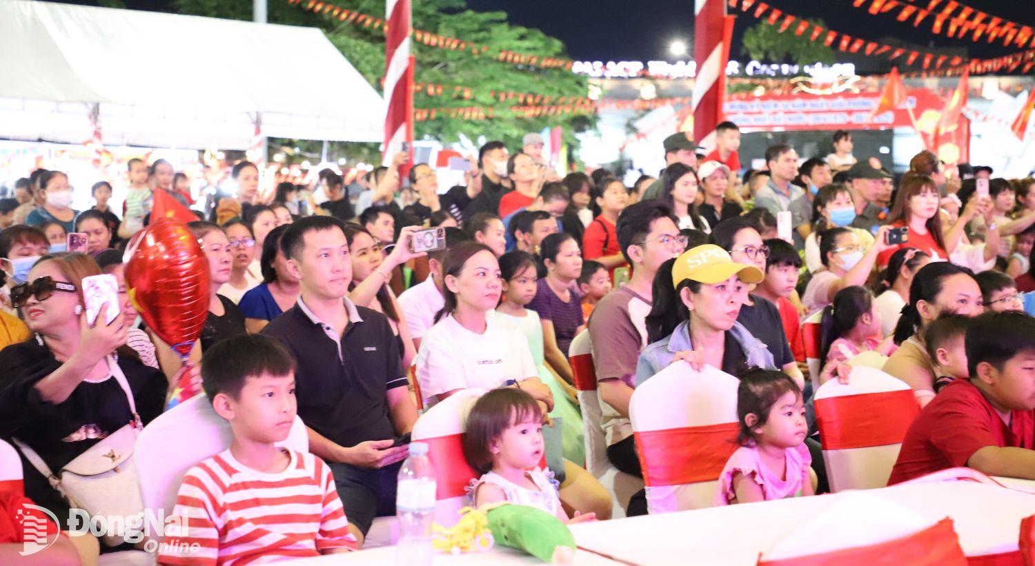 Người dân trên địa bàn thành phố Biên Hòa theo dõi chương trình nghệ thuật đặc biệt tối 30-4. Ảnh: My Ny
