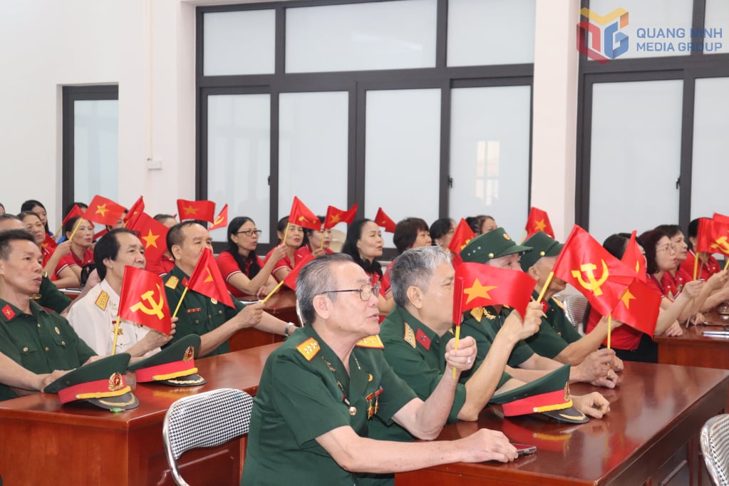 Sắc cờ đỏ sao vàng tung bay trên tay các CCB TP Cẩm Phả những người đã từng vào sinh ra tử chiến đấu vì độc lập tự do của dân tộc.