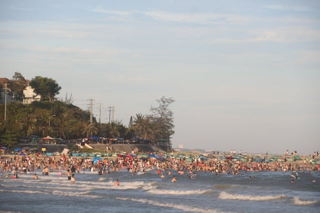 Sắc màu diều rực rỡ trên biển Phan Thiết, du lịch Bình Thuận “cháy phòng” dịp lễ - Ảnh 4.