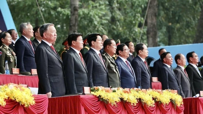 Các đại biểu thực hiện nghi lễ chào cờ. Ảnh: TTXVN