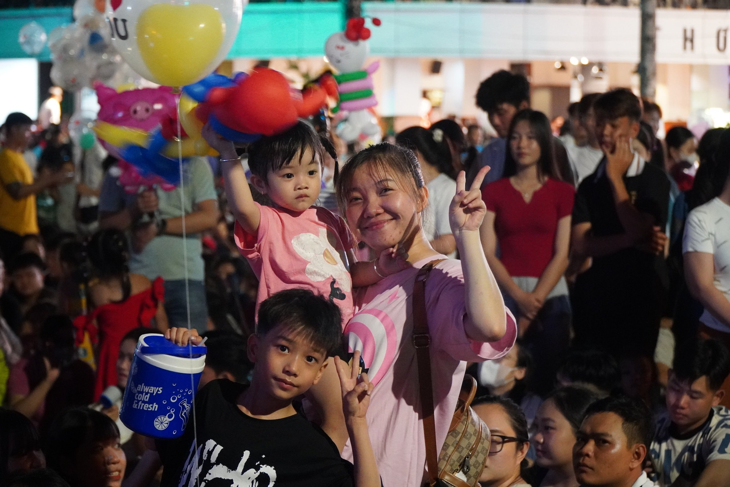Vĩnh Long: Hàng ngàn người chen chân xem pháo hoa mừng 50 năm đất nước thống nhất- Ảnh 4.