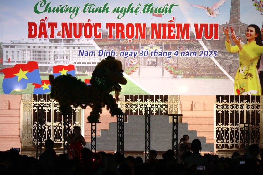 Mở đầu chương trình là tiết mục biểu diễn múa lân, sư, rồng đặc sắc trên nền trống hội rộn ràng.