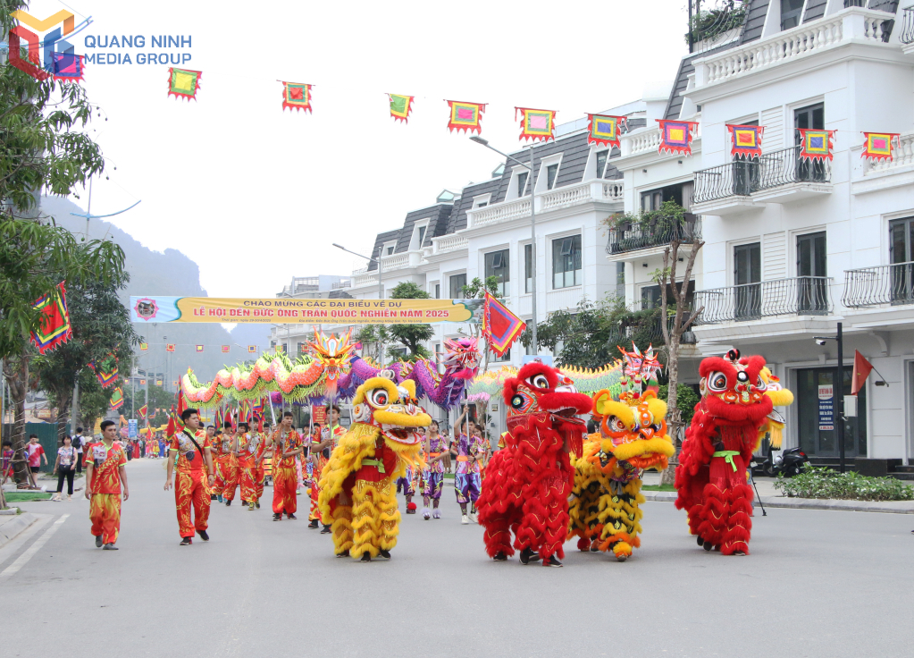 Đoàn múa lân sư rồng dẫn đầu đoàn rước.