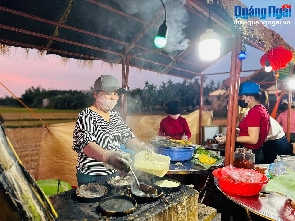 Các hộ dân thôn Bình Thành tất bật chuẩn bị đồ ăn để phục vụ du khách. 