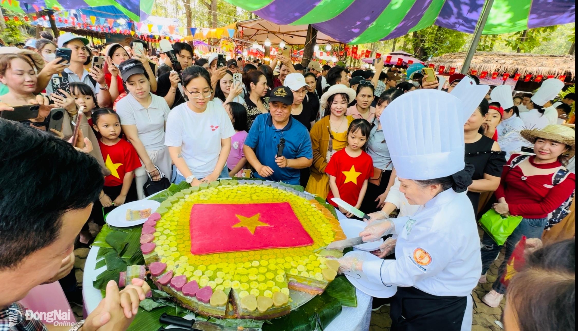 Đông đảo du khách chờ thưởng thức chiếc bánh chuối khổng lồ vào trưa ngày lễ 30-4 tại Khu du lịch Bửu Long. Ảnh: B.Nguyên
