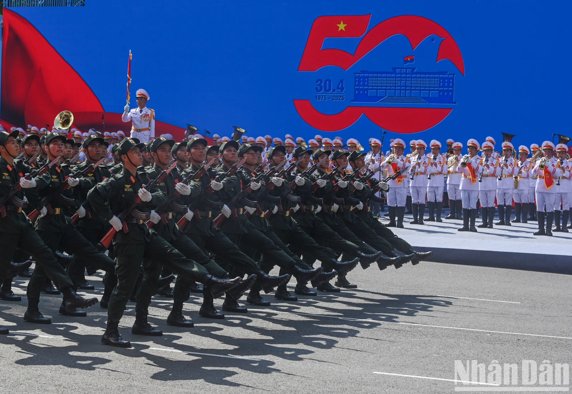 [Ảnh] Toàn cảnh lễ diễu binh, diễu hành kỷ niệm 50 năm Giải phóng miền nam, thống nhất đất nước ảnh 30
