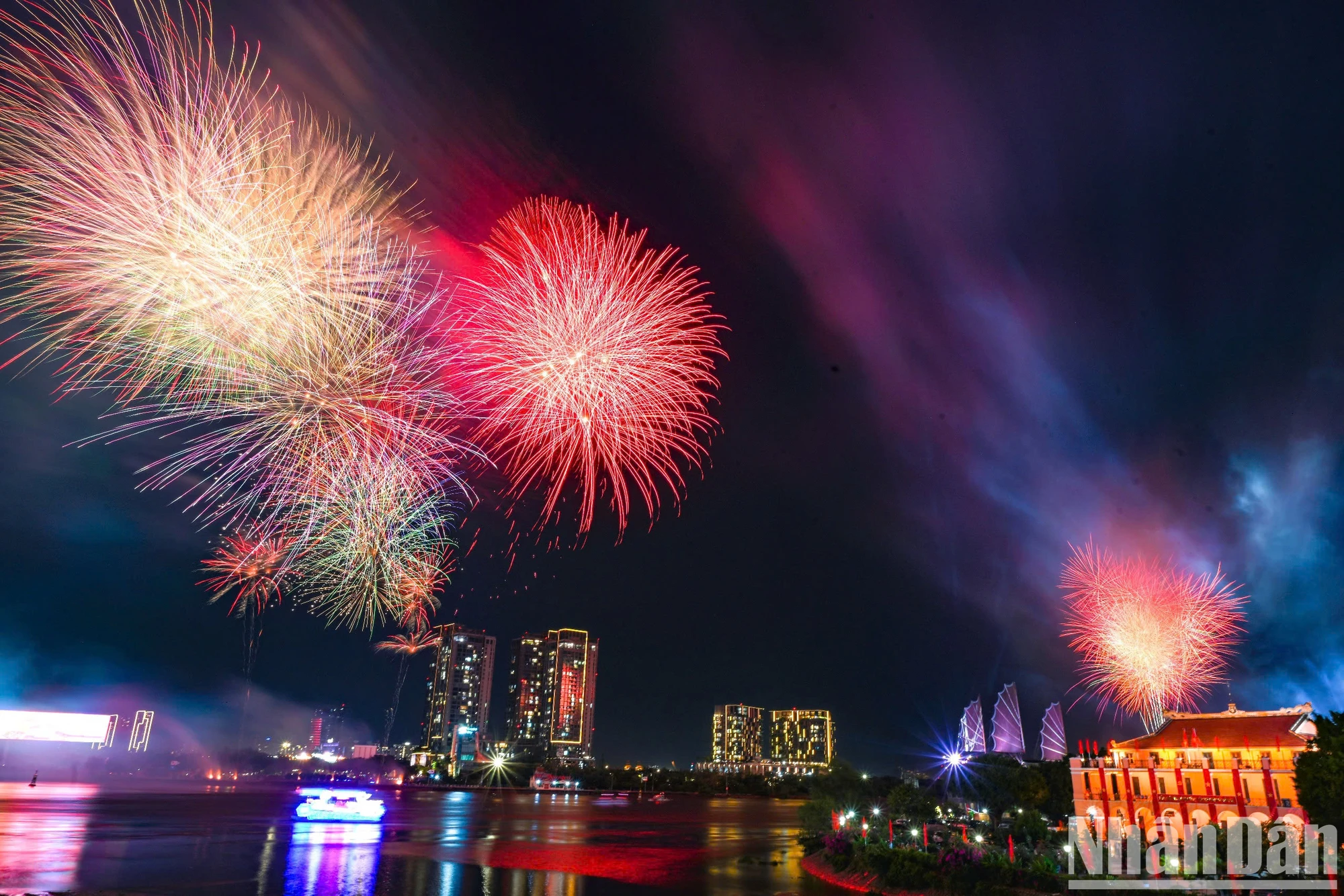 [Ảnh] Pháo hoa rực sáng bầu trời Thành phố Hồ Chí Minh 50 năm sau ngày Giải phóng ảnh 10
