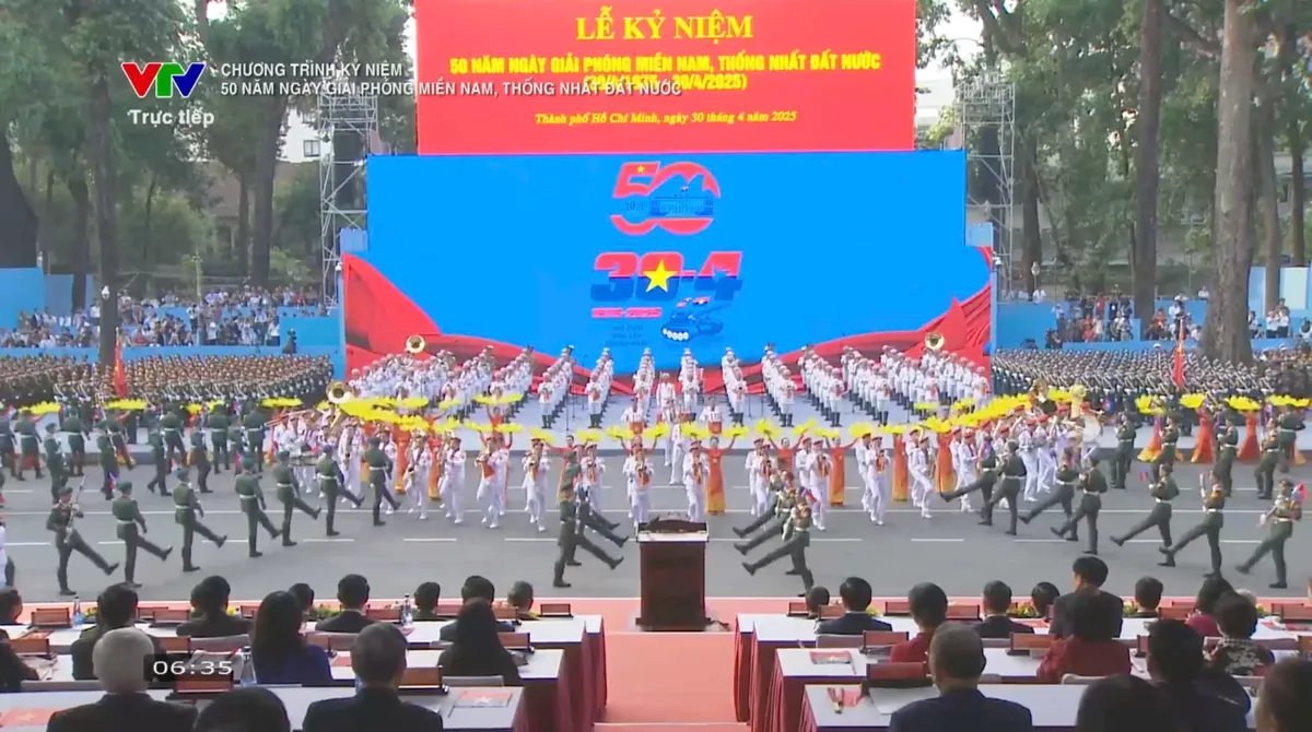Màn múa súng, quân nhạc - xếp hình nghệ thuật tại Lễ kỷ niệm 50 năm ngày Giải phóng miền Nam, thống nhất đất nước - Ảnh 1.