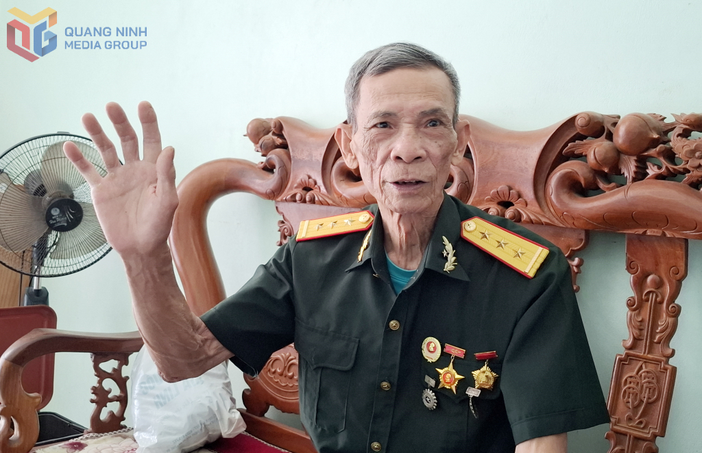 CCB Ngô Tiến Ninh (Khu 5, phường Giếng Đáy, TP Hạ Long) kể về những trận chiến đấu ông trực tiếp tham gia trong năm tháng chiến tranh.
