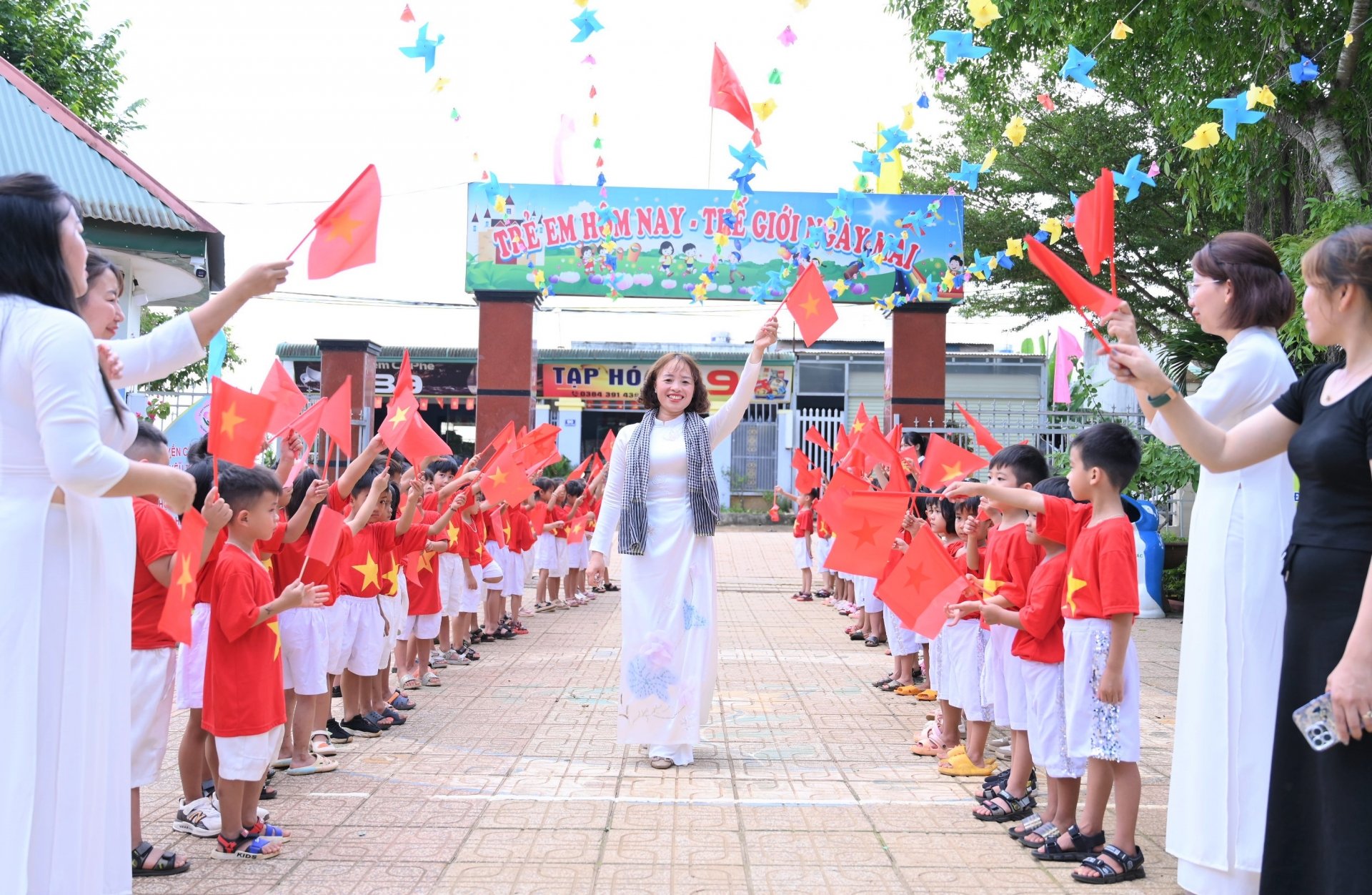 Sân trường Mầm non Anh Đào được cô và trò nhà trường phủ kín cờ Tổ quốc mừng ngày thống nhất
