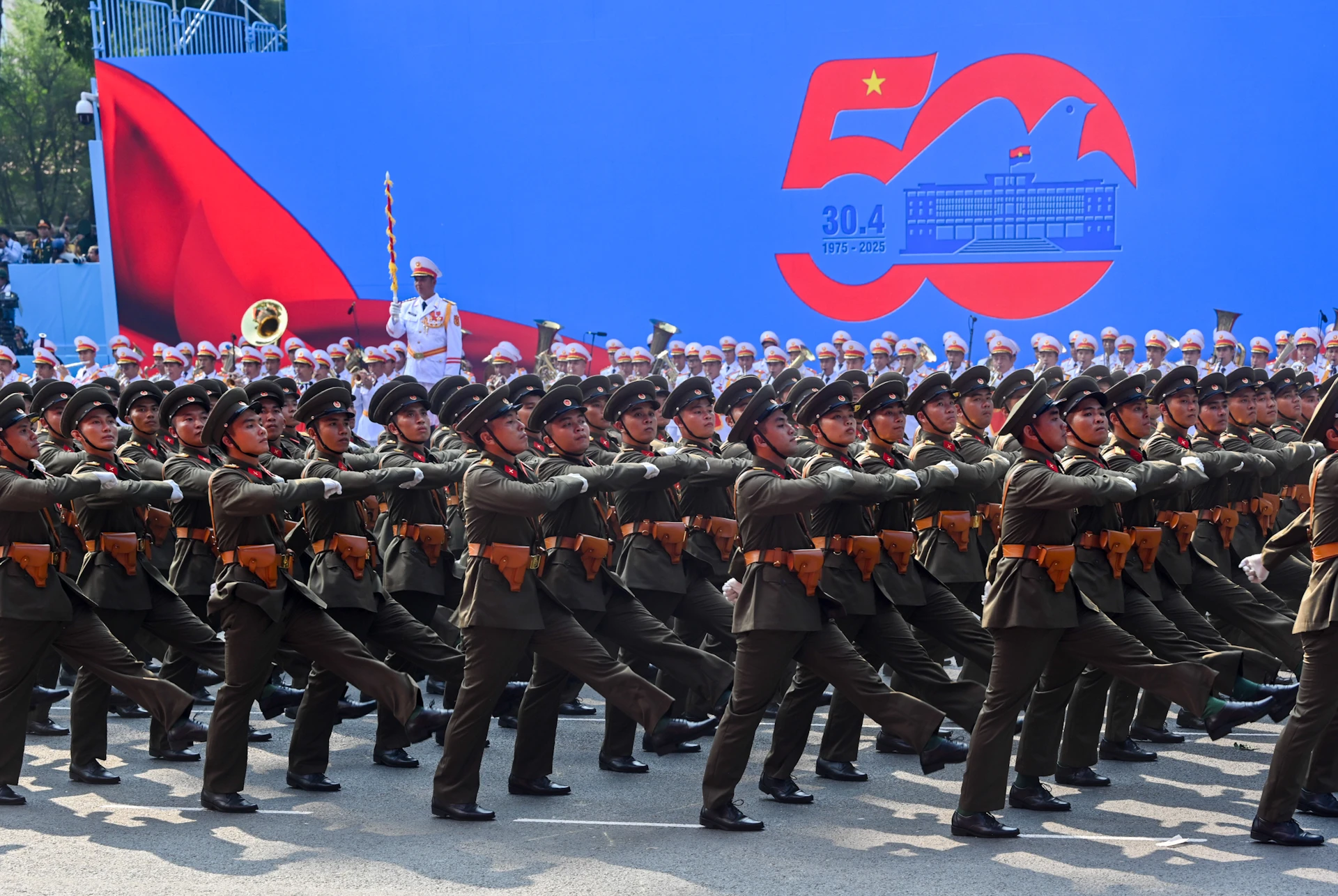 [Ảnh] Toàn cảnh lễ diễu binh, diễu hành kỷ niệm 50 năm Giải phóng miền nam, thống nhất đất nước ảnh 13