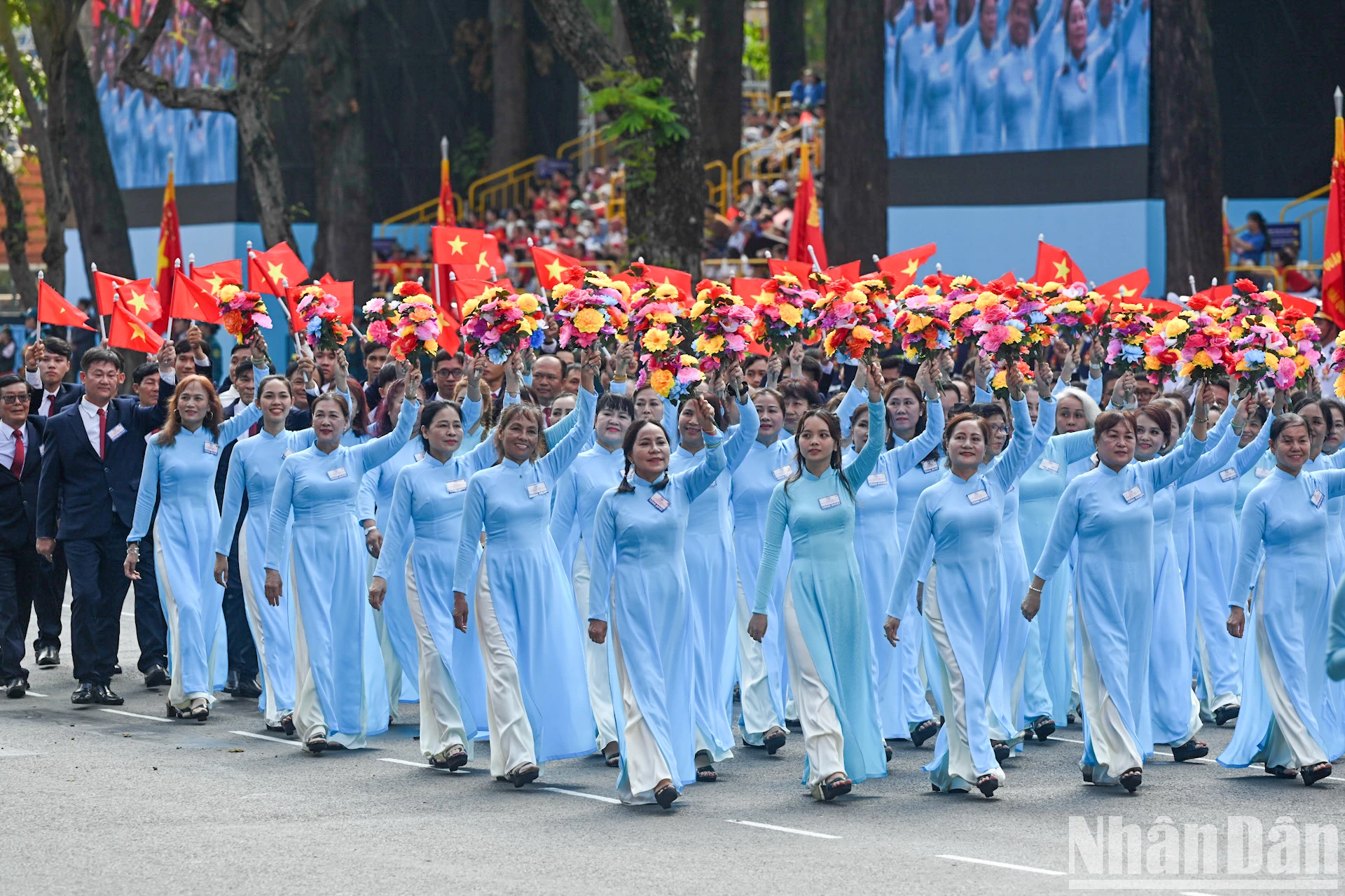 [Ảnh] Khối quần chúng diễu hành kỷ niệm 50 năm ngày đất nước thống nhất ảnh 12