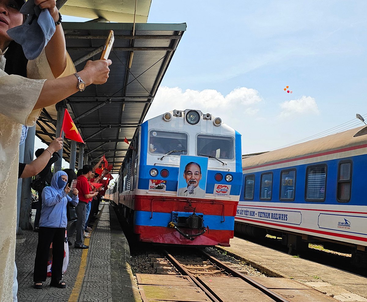 Tàu Thống Nhất SE1 vào ga. Ảnh: THÀNH LÂN