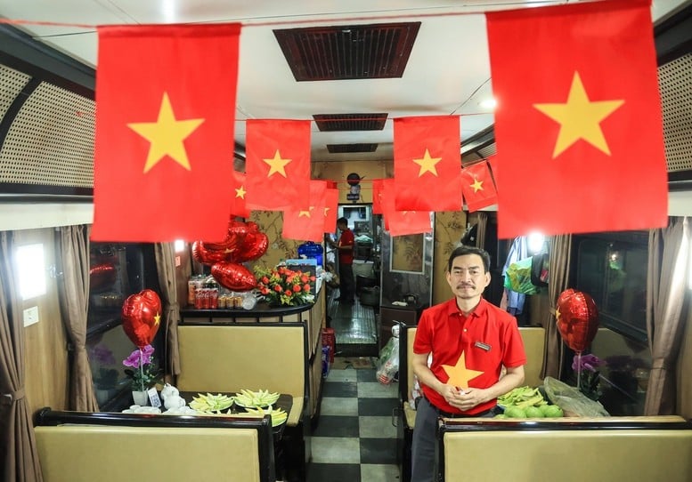 Nhân viên trên tàu chuẩn bị các trang thiết bị, đồ ăn... phục vụ hành khách