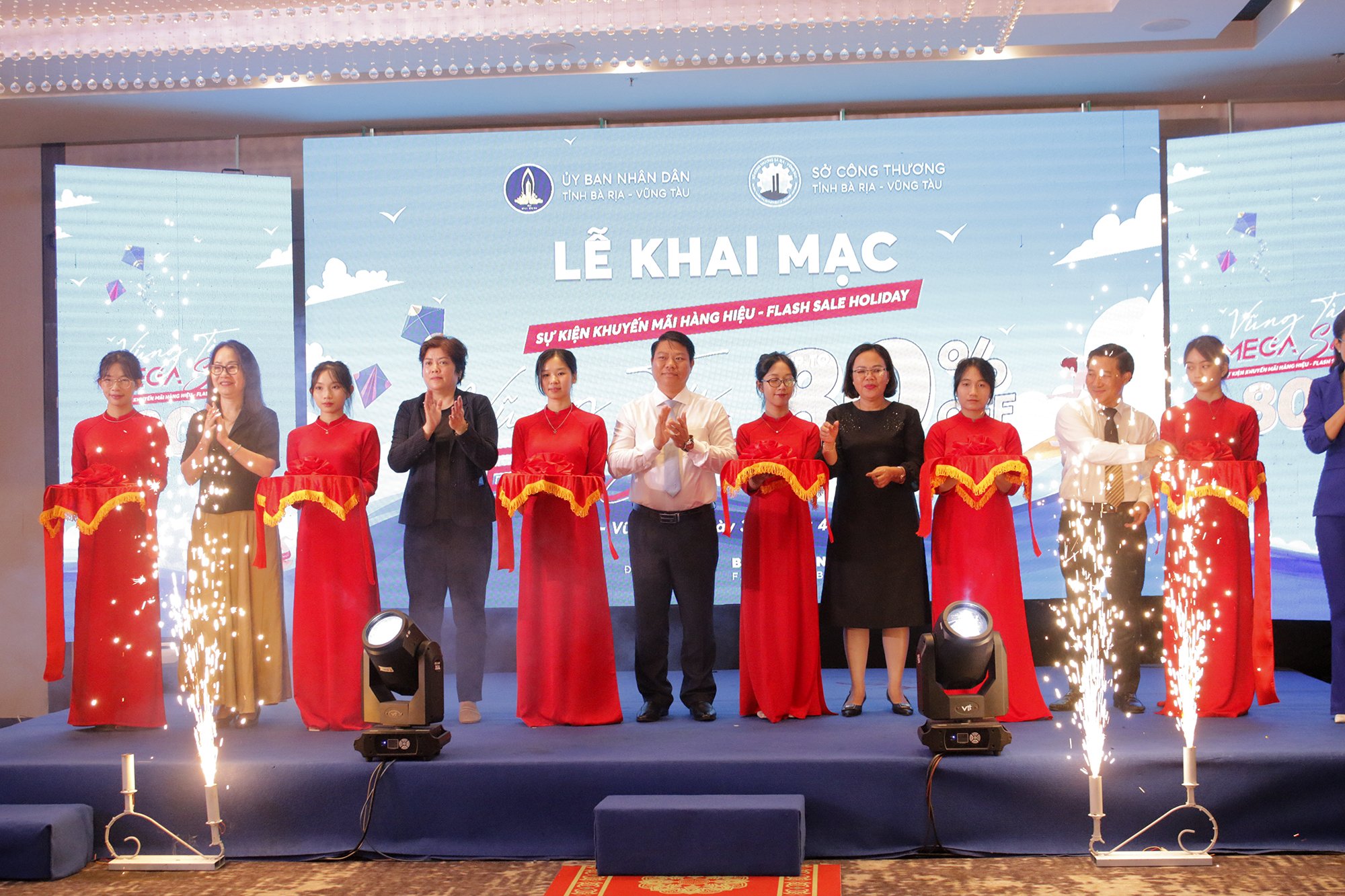 Đại diện Sở Công thương và các đại biểu cắt băng khai mạc sự kiện Khuyến mãi Hàng hiệu-Flash Sale Holiday 2025 sáng 30/4.