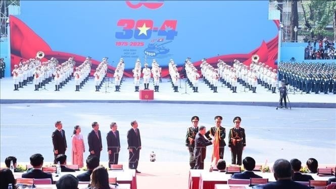 Tổng Bí thư Tô Lâm thay mặt lãnh đạo Đảng, Nhà nước trao tặng danh hiệu “Anh hùng Lao động” cho Đảng bộ, Chính quyền và Nhân dân TP. Hồ Chí Minh. Ảnh: TTXVN