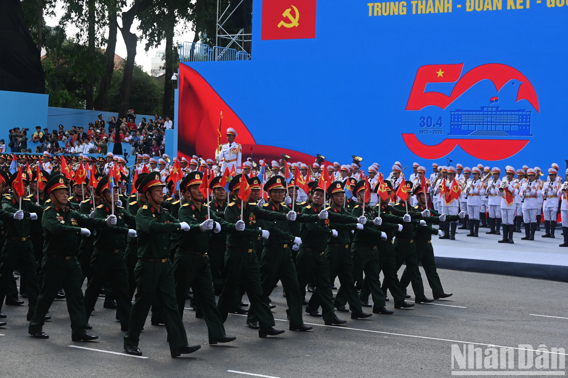 [Ảnh] Khối quần chúng diễu hành kỷ niệm 50 năm ngày đất nước thống nhất ảnh 5