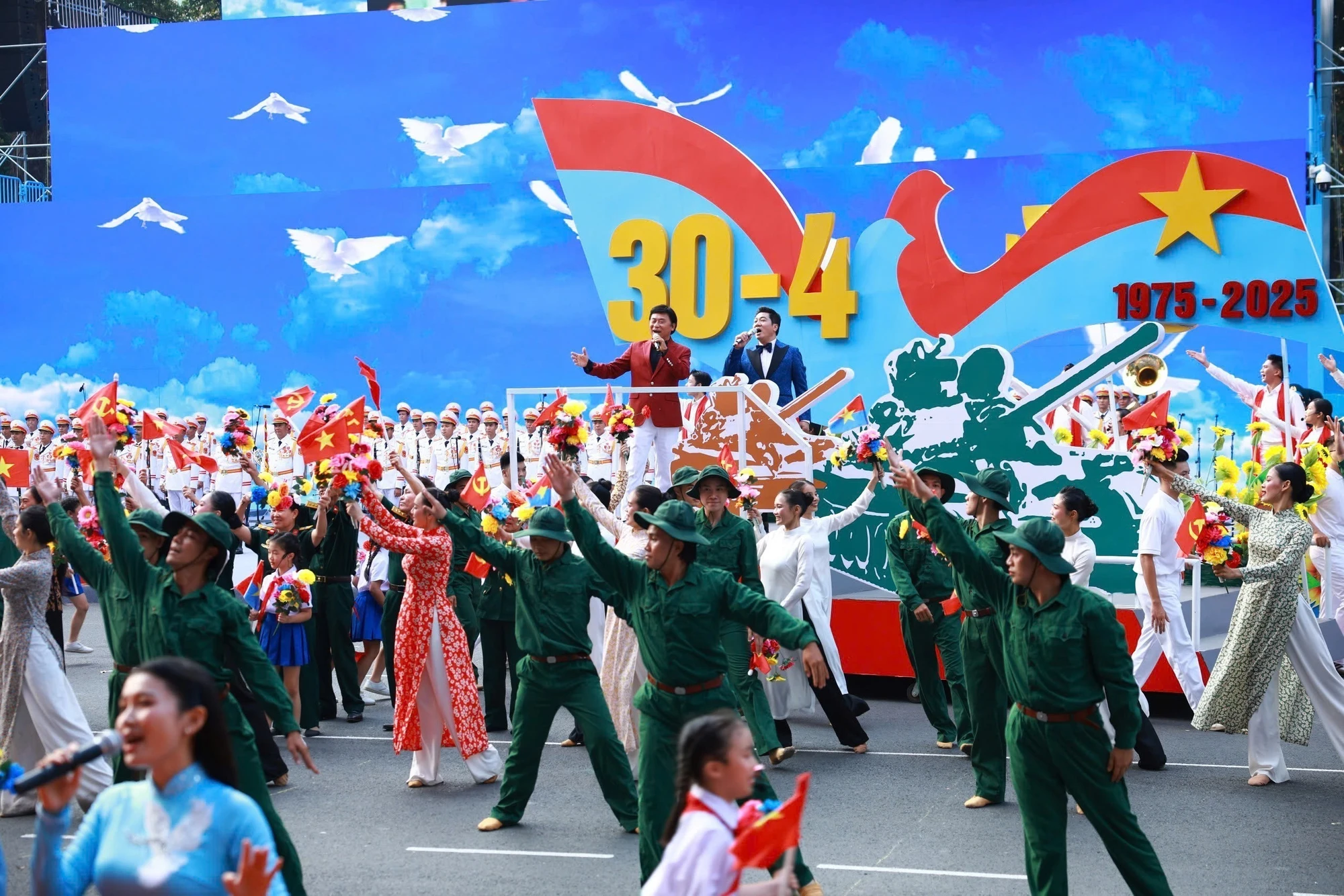 [Ảnh] Màn biểu diễn văn nghệ tại Lễ kỷ niệm 50 năm Giải phóng miền nam ảnh 4