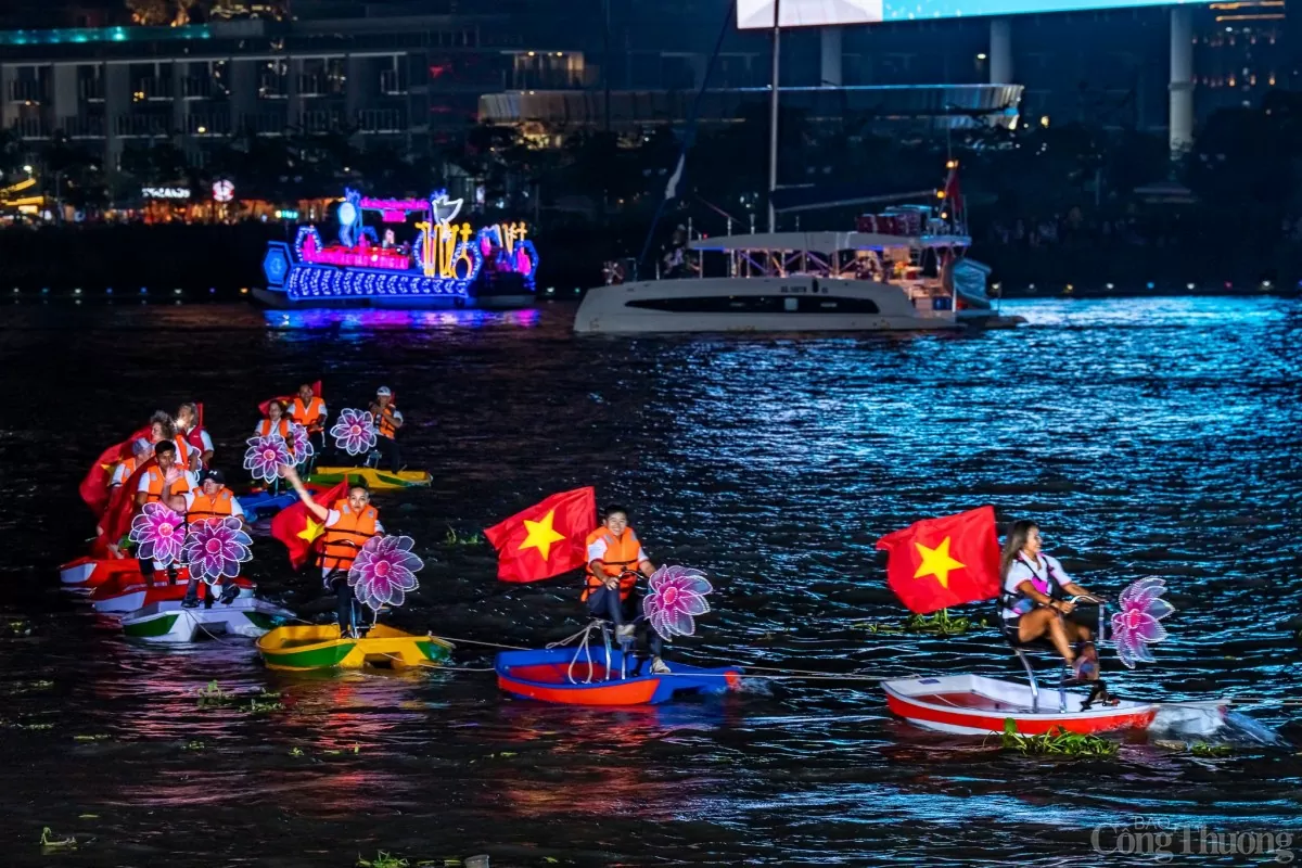 'Biển người' đổ về trung tâm TP. Hồ Chí Minh trong đêm hội 'Sắc màu Thành phố Bác'