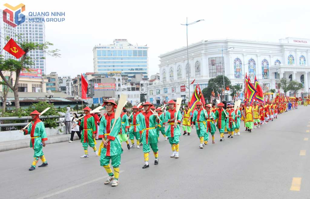 Đoàn rước khởi hành từ Đền Đức Ông Trần Quốc Nghiễn đi qua đường Lê Thánh Tông, khu vực vòng xoay Cột đồng hồ, cầu Bài Thơ rồi trở lại Đền.