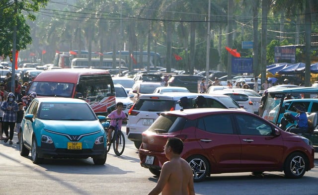 Hình ảnh bất ngờ biển Sầm Sơn ngày đầu kỳ nghỉ lễ 30-4 và 1-5- Ảnh 11.