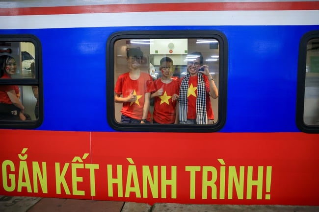 “Đoàn tàu Thống Nhất” xuất phát tại ga Hà Nội vào TP. Hồ Chí Minh mừng 50 năm đất nước thống nhất - Ảnh 7.