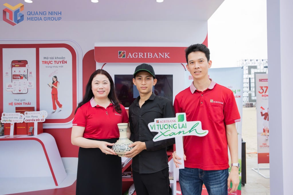 Lãnh đạo Agribank chi nhánh tỉnh Quảng Ninh tặng quà cho khách hàng.
