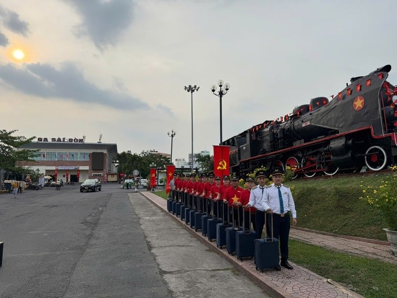 Đoàn tiếp viên đường sắt phục vụ tàu đặc biệt SE4 - Ảnh: Báo Xây dựng