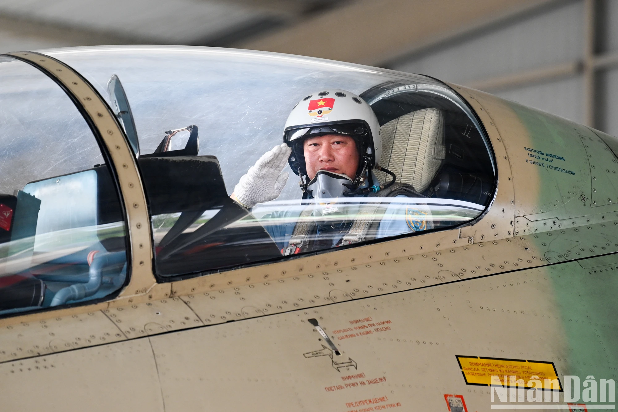 [Ảnh] "Hổ mang chúa" Su-30MK2 hoàn thành nhiệm vụ vinh quang ngày 30/4 ảnh 7