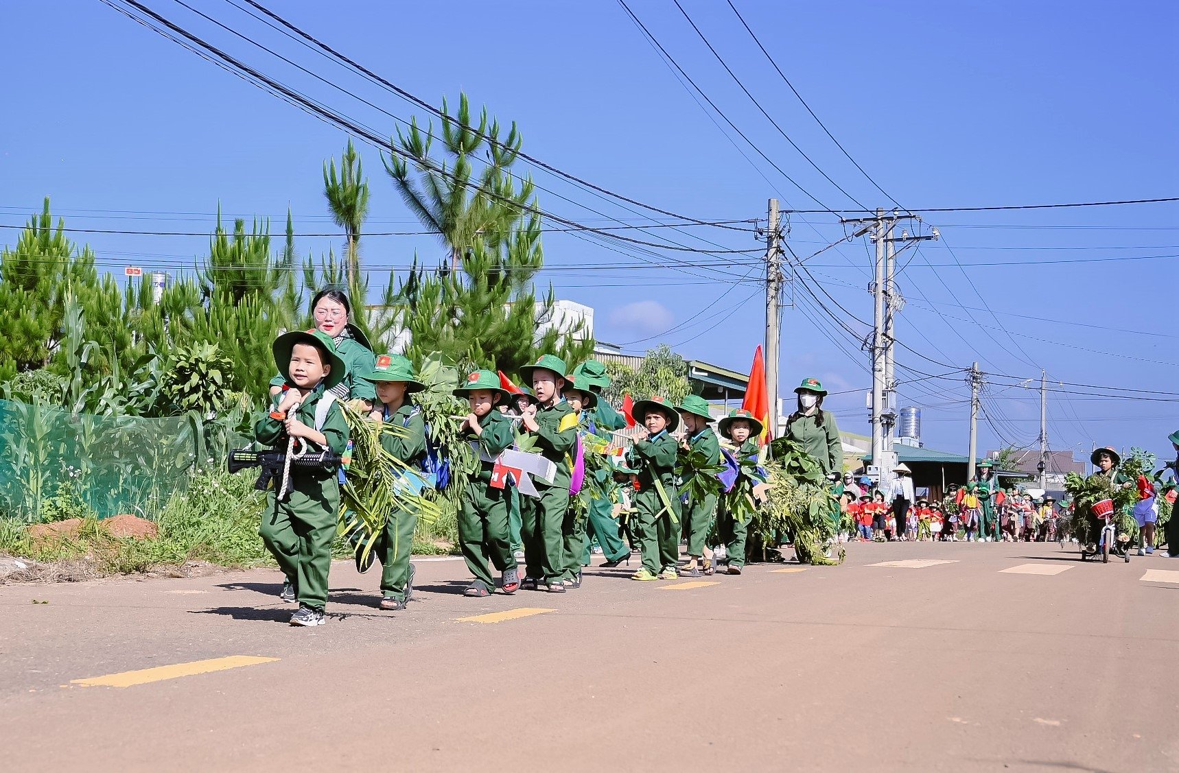 Các cháu học sinh mầm non hồn nhiên khi khoác lên mình màu áo lính