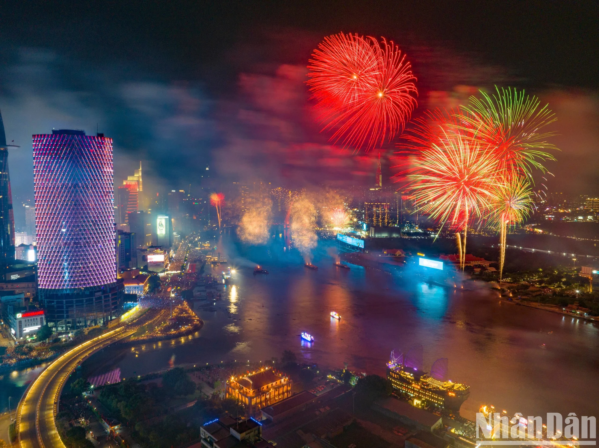 [Ảnh] Pháo hoa rực sáng bầu trời Thành phố Hồ Chí Minh 50 năm sau ngày Giải phóng ảnh 12