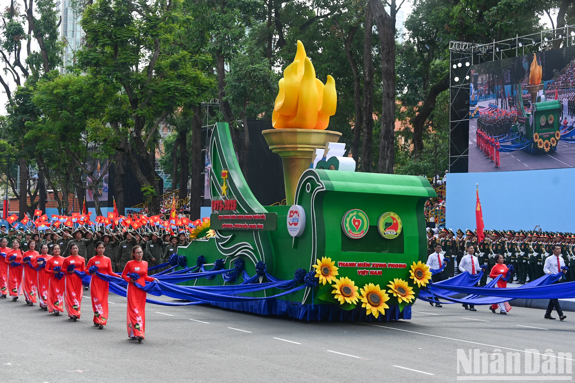 [Ảnh] Khối quần chúng diễu hành kỷ niệm 50 năm ngày đất nước thống nhất ảnh 7
