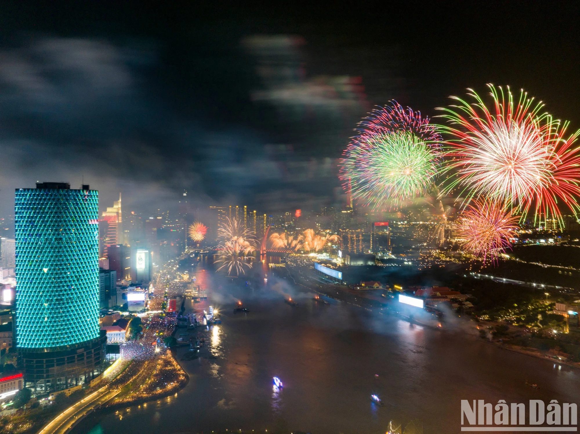 [Ảnh] Pháo hoa rực sáng bầu trời Thành phố Hồ Chí Minh 50 năm sau ngày Giải phóng ảnh 1