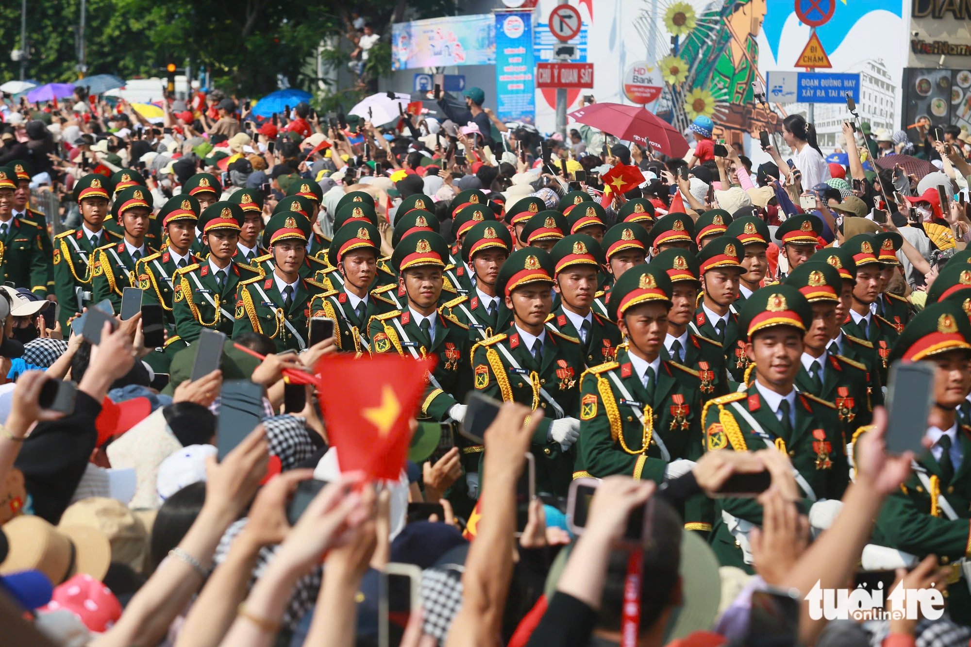 ក្បួន​ដង្ហែ​បាន​ធ្វើ​ឡើង​តាម​ដង​ផ្លូវ ទាហាន​បាន​ដើរ​ក្នុង​ចំណោម​ដៃ​ប្រជាជន។
