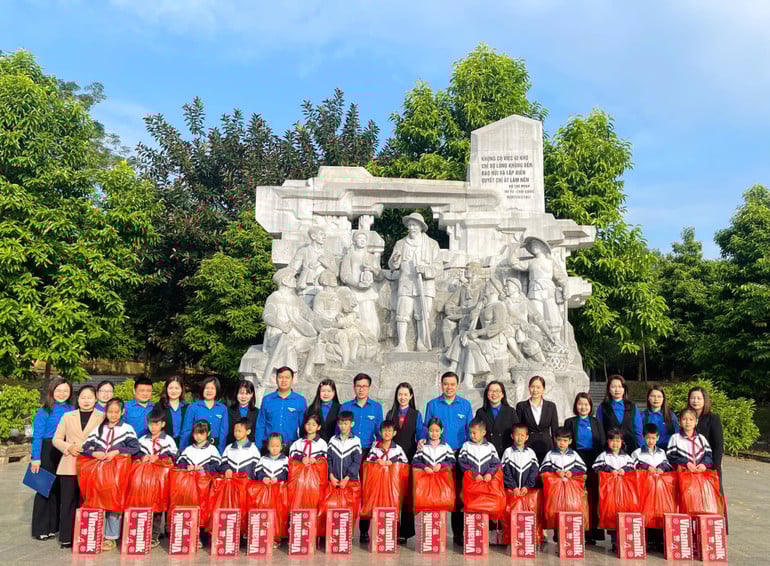 t3-tinh-doan-tang-qua-cac-em-hoc-sinh-co-hoan-canh-kho-khan-cua-huyen-bach-thong.jpg