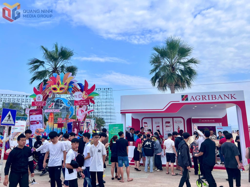 Gian hàng của Agribank thu hút du khách.