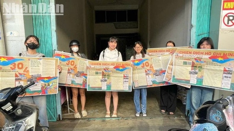 Báo Nhân Dân tặng 1.500 phụ san đặc biệt kỷ niệm 50 năm Ngày giải phóng miền nam cho bạn đọc tại Đắk Lắk ảnh 2