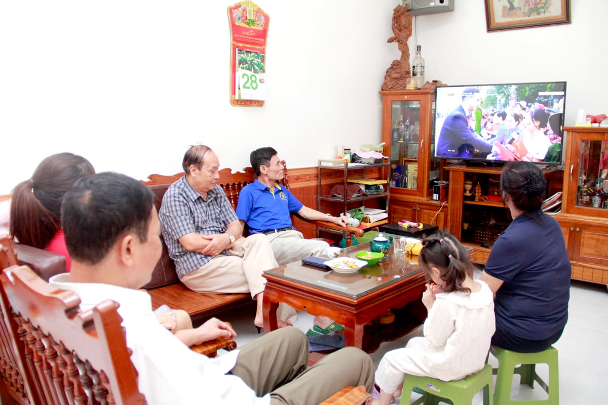 Người dân tổ 15, phường Minh Khai (thành phố Hà Giang) tập trung theo dõi Lễ kỷ niệm, diễu binh, diễu hành.