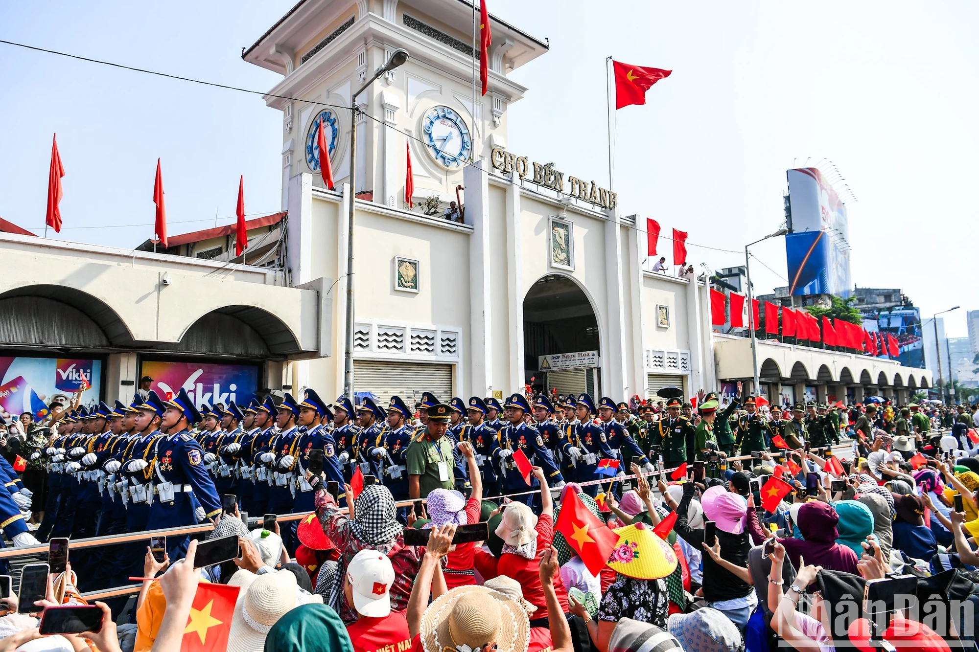 [Ảnh] Khối quần chúng diễu hành kỷ niệm 50 năm ngày đất nước thống nhất ảnh 21