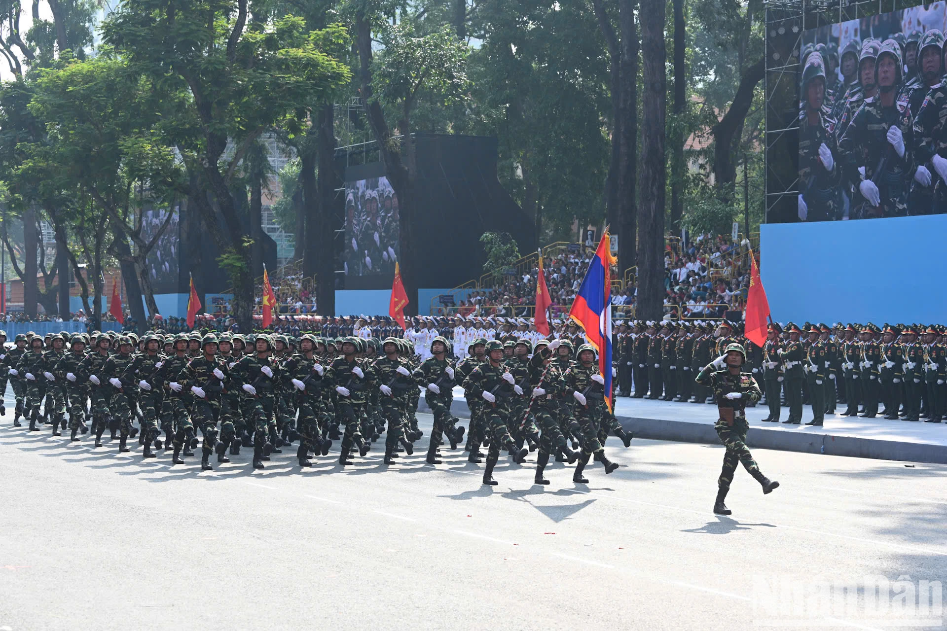 [Ảnh] Quân đội Trung Quốc, Lào, Campuchia tham gia Lễ diễu binh kỷ niệm 50 năm Ngày Giải phóng miền nam, thống nhất đất nước ảnh 2