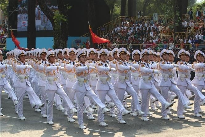 Khối Sĩ quan Hải quân tiến qua lễ đài