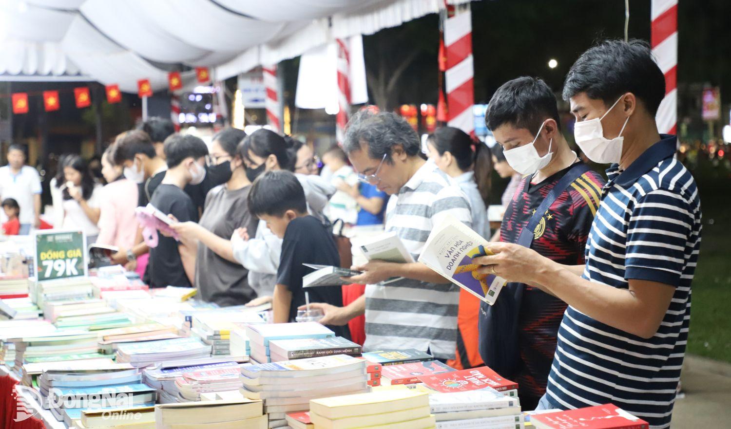 Rất đông người dân tham quan tại gian hàng sách trưng bày trong công viên Dương Tử Giang. Ảnh: My Ny