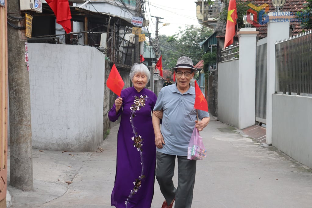 Cụ ông Cao Chu Toàn (89 tuổi)  và bà Phạm Thị Lê (88 tuổi) (65 tuổi đảng) phường Cẩm Trung TP Cẩm Phả háo hức đến nhà văn hóa khu để xem Chương trình kỷ niệm.