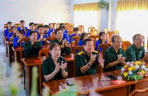 Người dân Cà Mau háo hức dõi theo lễ diễu binh trên sóng truyền hình
