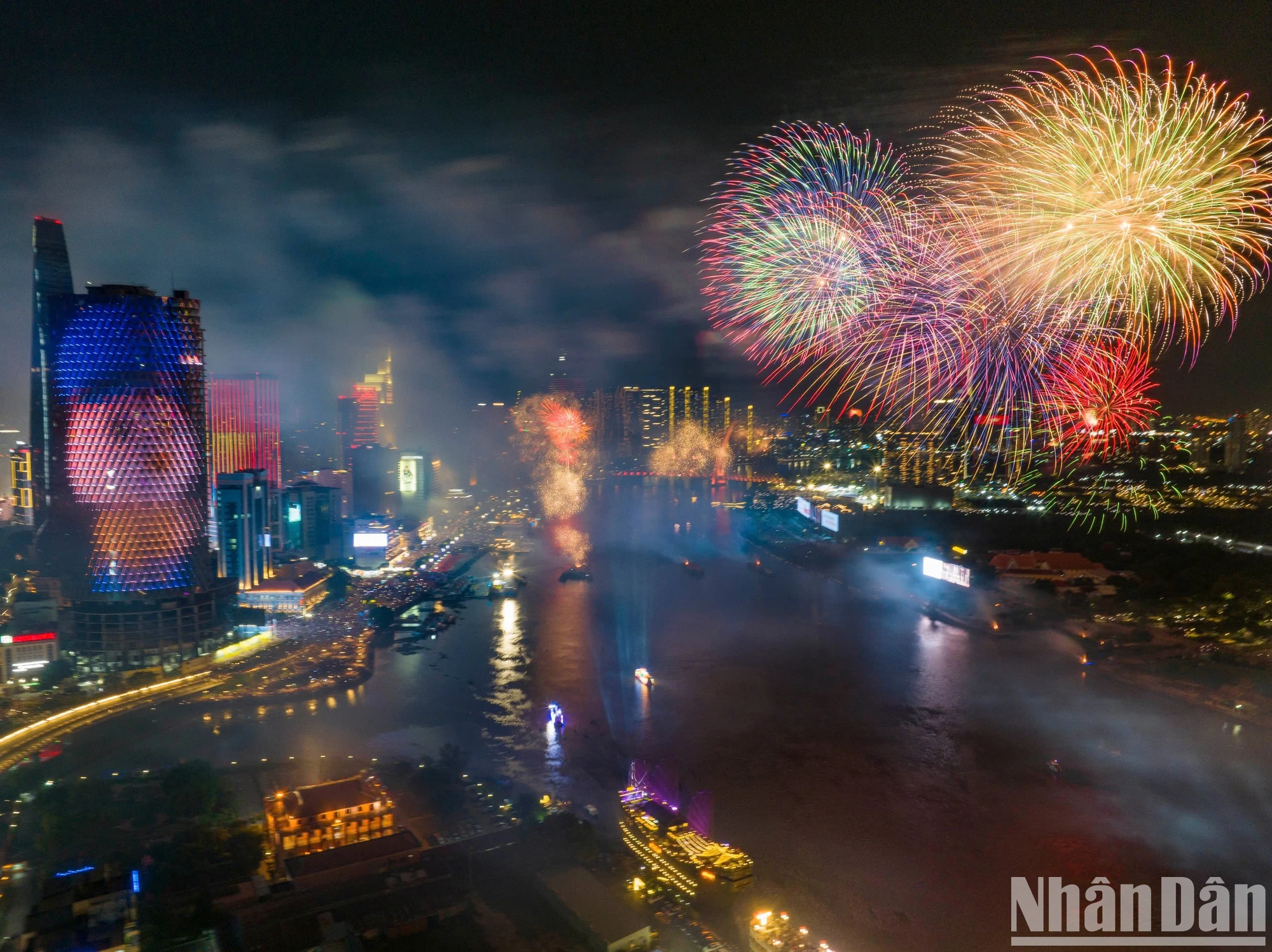 [Ảnh] Pháo hoa rực sáng bầu trời Thành phố Hồ Chí Minh 50 năm sau ngày Giải phóng ảnh 13