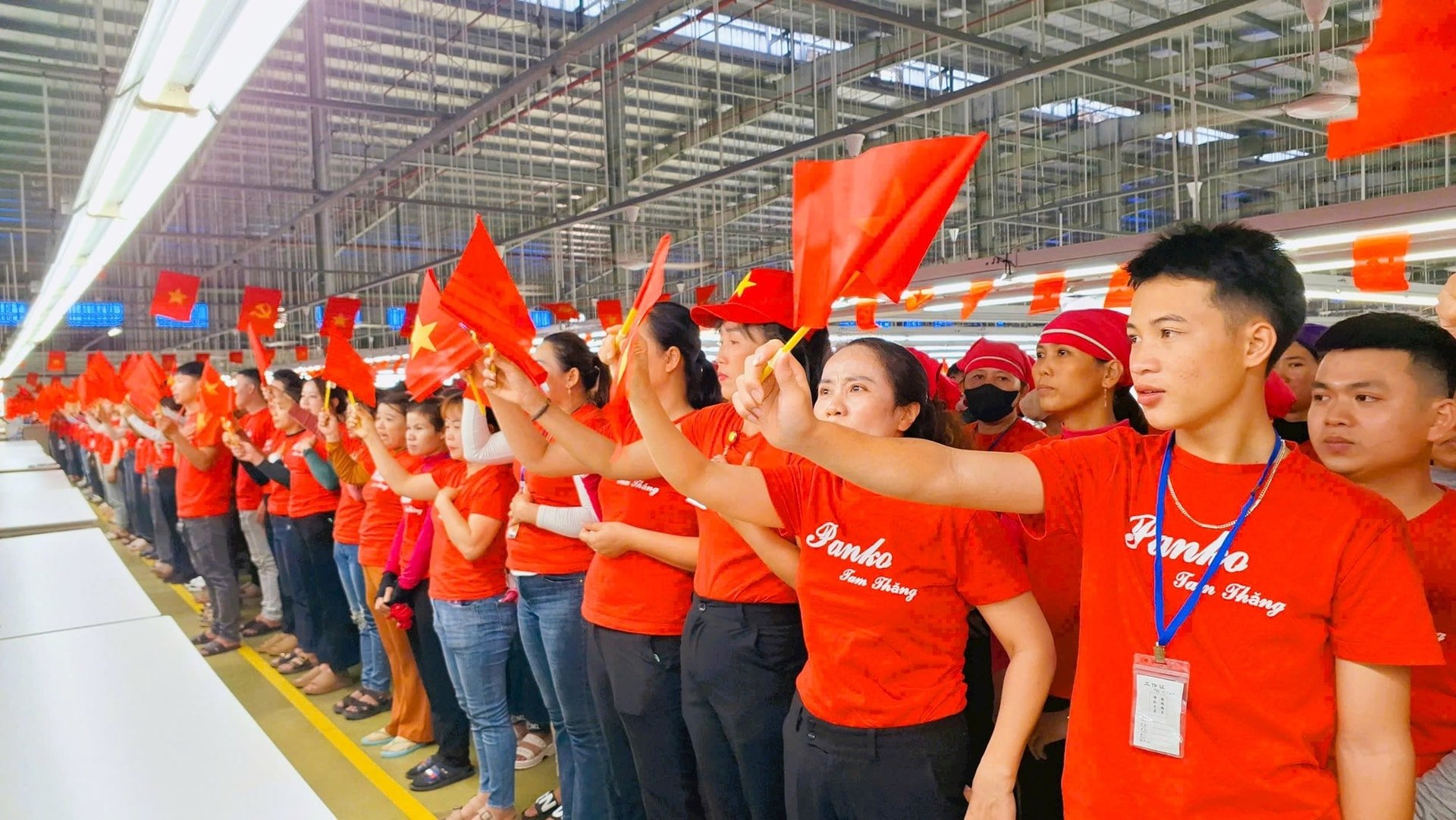 Hơn 5.000 công nhân Việt trong doanh nghiệp may Hàn Quốc xúc động chào cờ, hát Quốc ca hướng về ngày thống nhất đất nước 30/4. Ảnh: TRƯỜNG AN