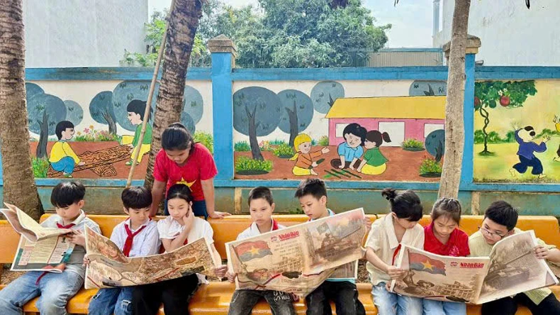 Thế hệ trẻ tỉnh Hòa Bình nô nức nhận phụ san Báo Nhân Dân ảnh 5