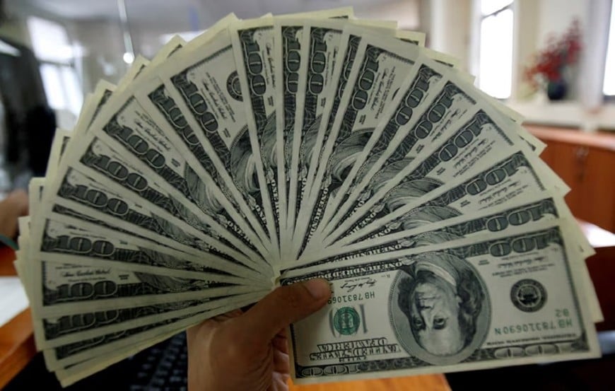  Tỷ giá USD hôm nay, 30-4: Đồng USD tăng vượt mốc 99. Ảnh: Reuters